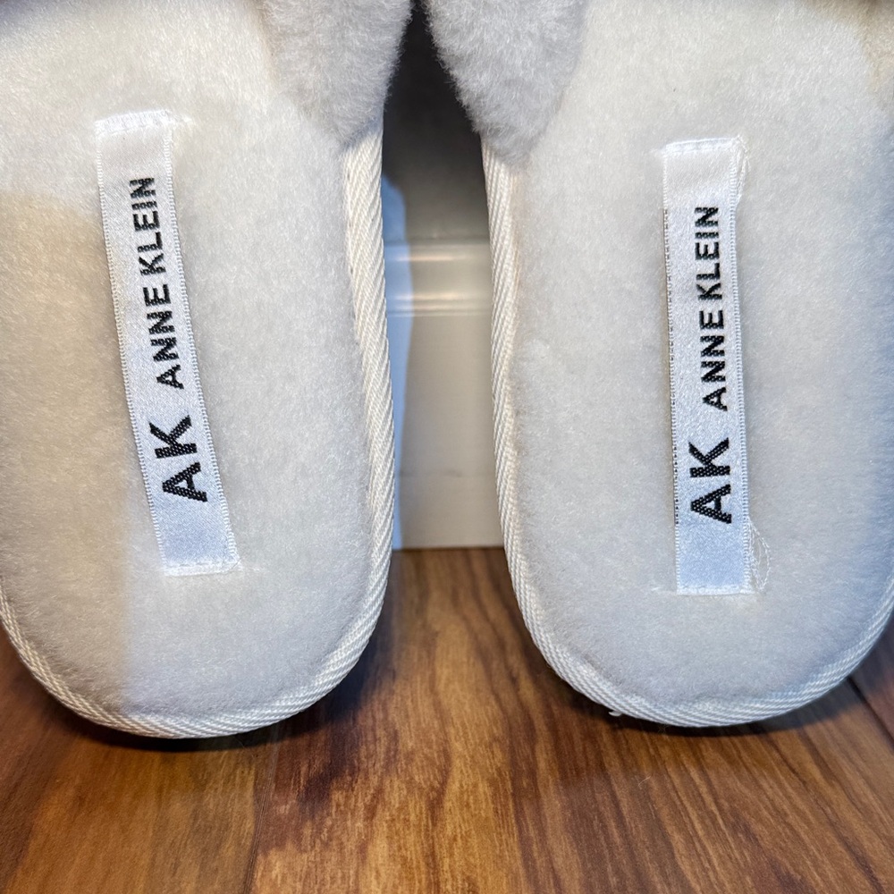Anne Klein Winter White Fur Slippers with Pearl Accents M - Picture 6 of 13
